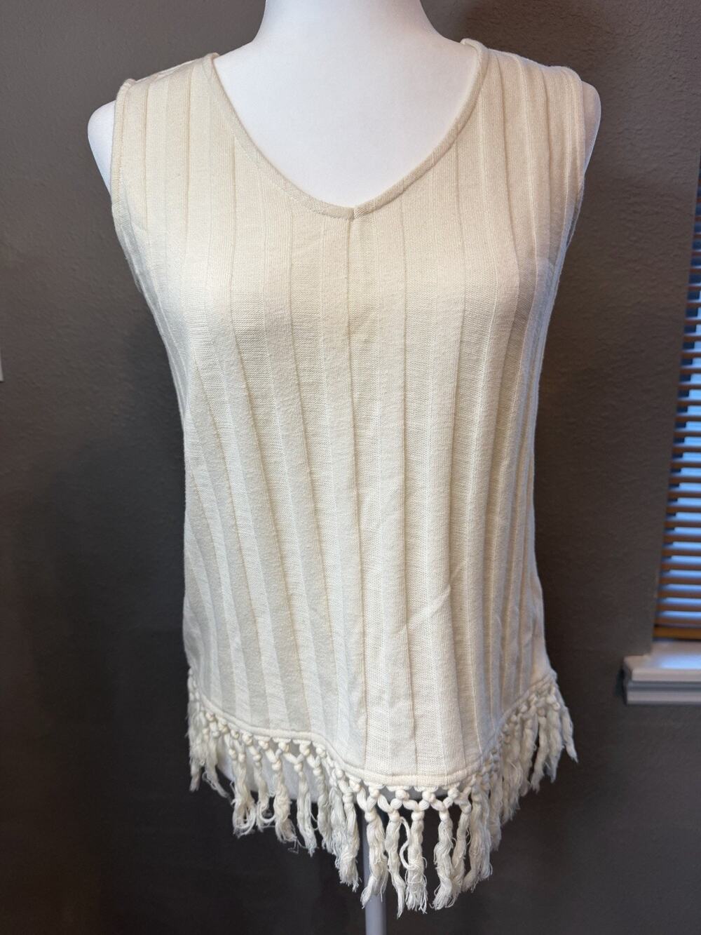 Isela Ivory Ribbed Knit Fringe Hem Lightweight V-Neck Sleeveless Tank Top Medium